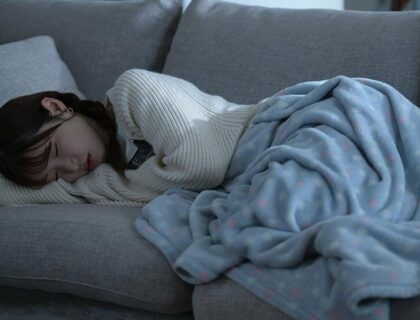 Thấy em gái ngủ say, anh trai giả vờ sờ soạng rồi cưỡng hiếp